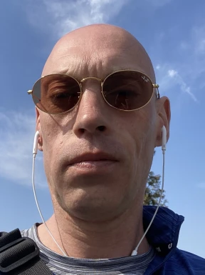 English men looking for love