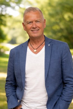 <span>Andreas, 59</span>&nbsp;<span style='width: 25px; height: 16px; float: right; background-image: url(/bitmaps/flags_small/DE.PNG)'>&nbsp;</span><br><span>Ingolstadt, Германия</span>&nbsp;<input type='button' class='joinbtn' style='float: right' value='JOIN NOW' />